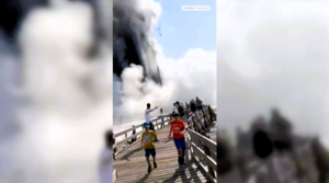 Geysir-explodiert-im-Nationalpark-Touristen-mussten-um-ihr-Leben-rennen