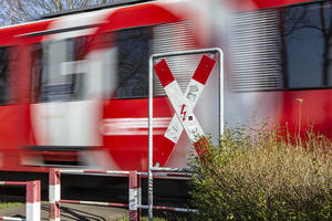 Dramatischer-Unfall-an-Bahn-bergang-Kind-unter-den-Todesopfern