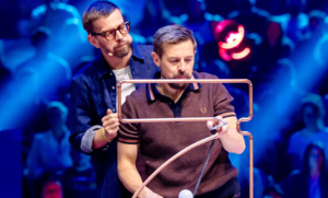 Medizinischer-Notfall-w-hrend-der-Live-Sendung-Notarzt-Einsatz-bei-Joko-Klaas