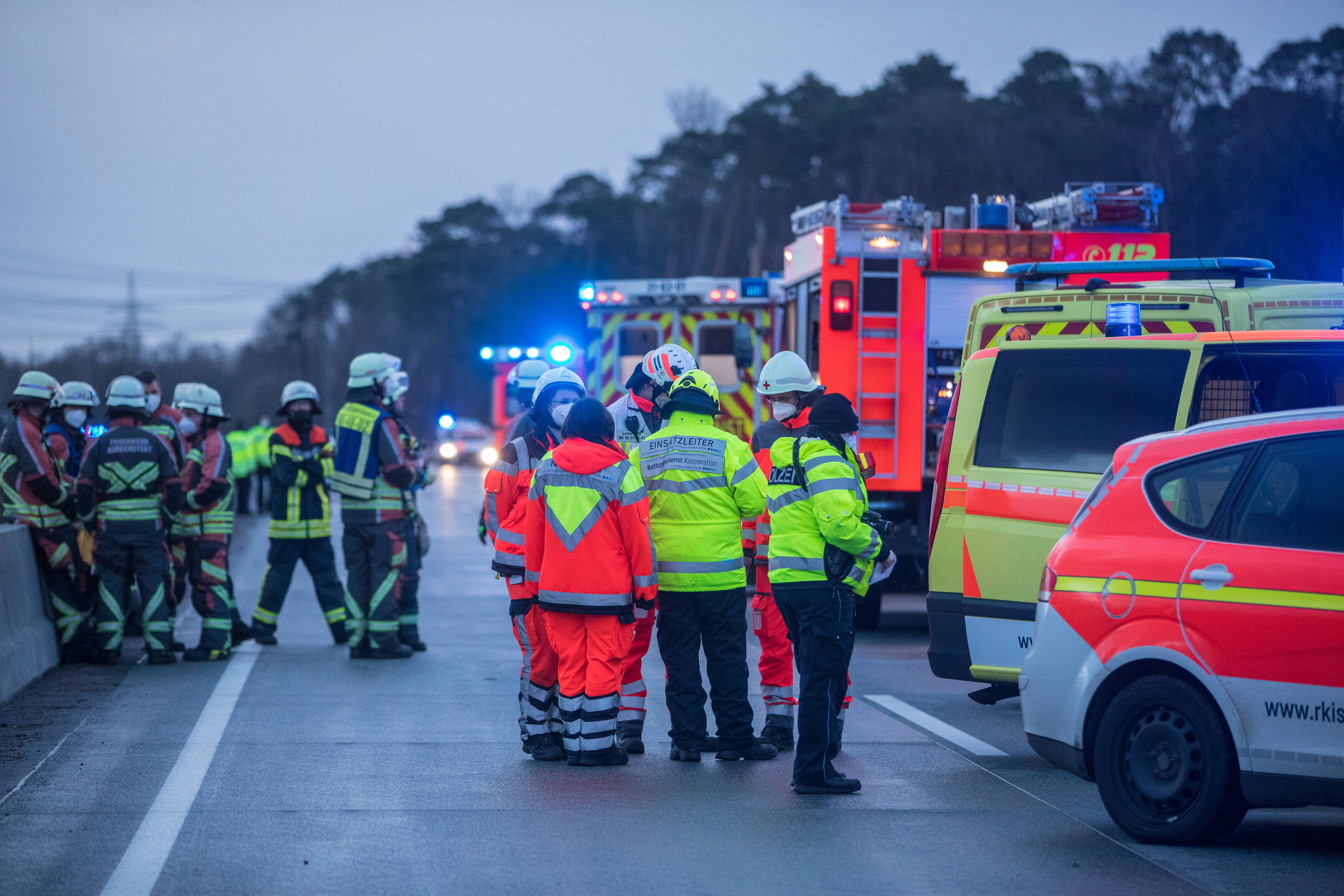 Vollsperrung! Fahrerflucht auf der Autobahn! - 3 Schwerverletzte, Fahrer hatte keinen Führerschein!