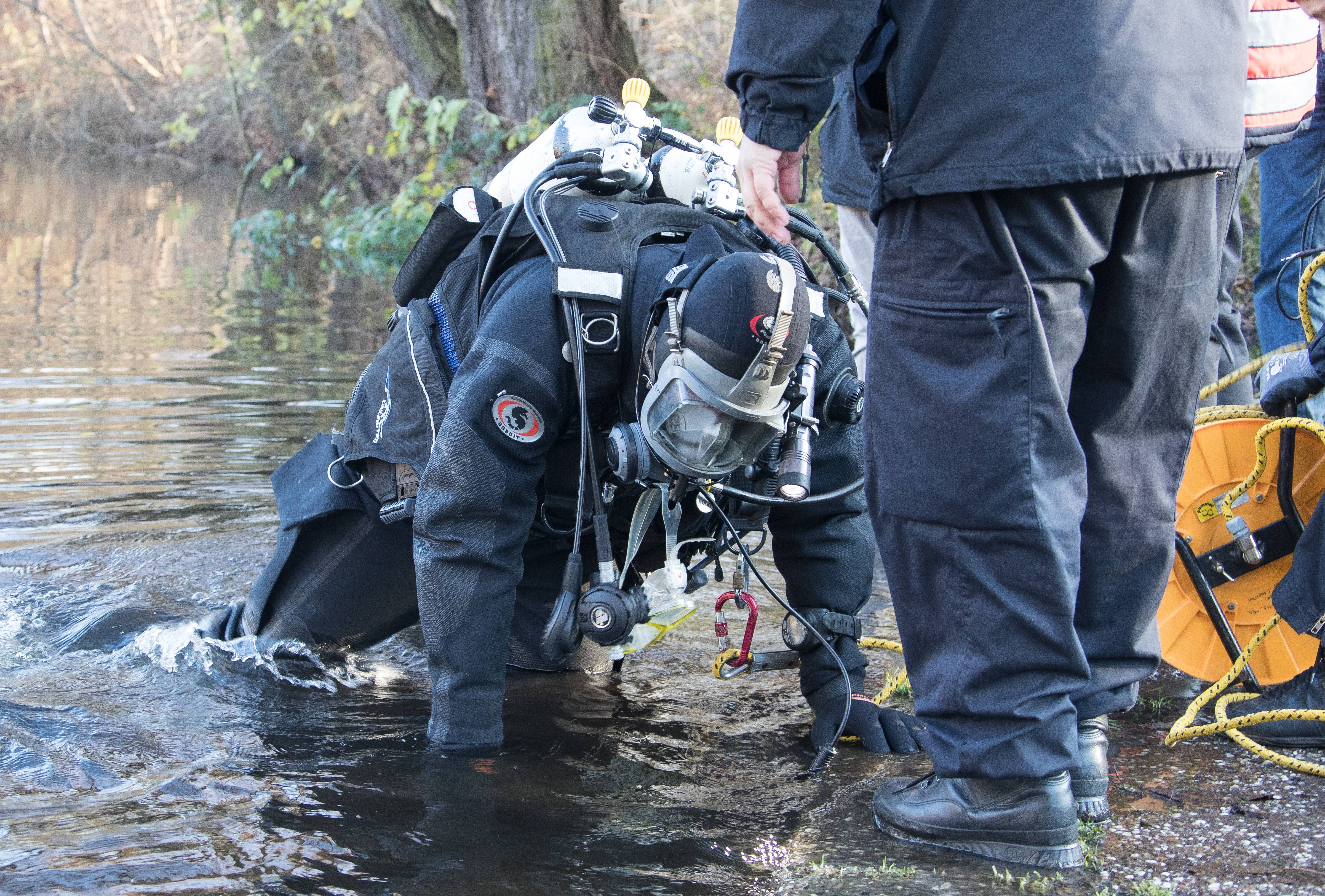 Polizei jagt die Juwelen aus dem Grünen Gewölbe - Polizeitaucher findet Safe in Berliner Kanal!