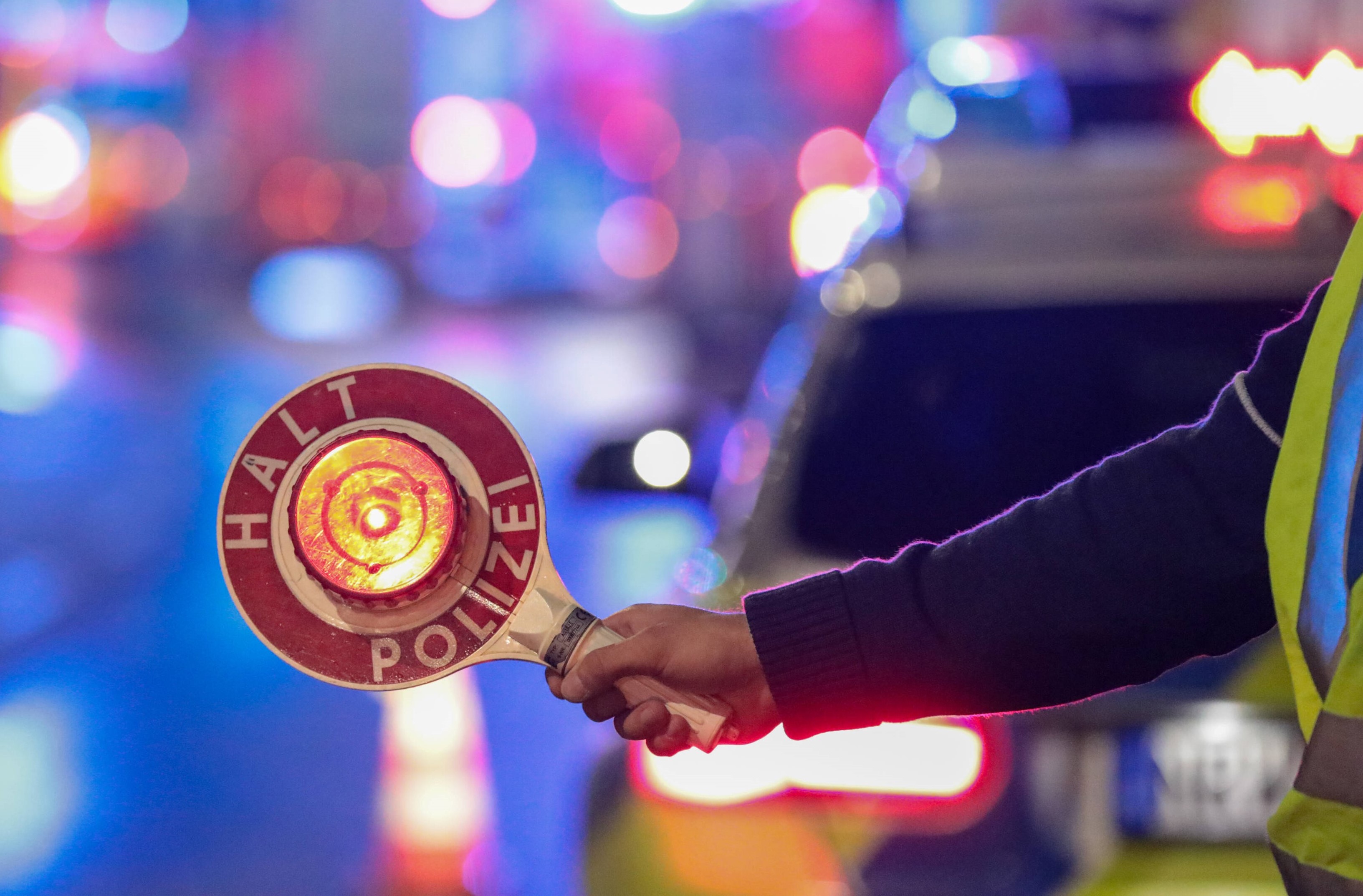 Deutschland - Irre Verfolgungsjagd ! – AMG-Mercedes hängt mehr als 40 Streifenwagen ab und flieht!