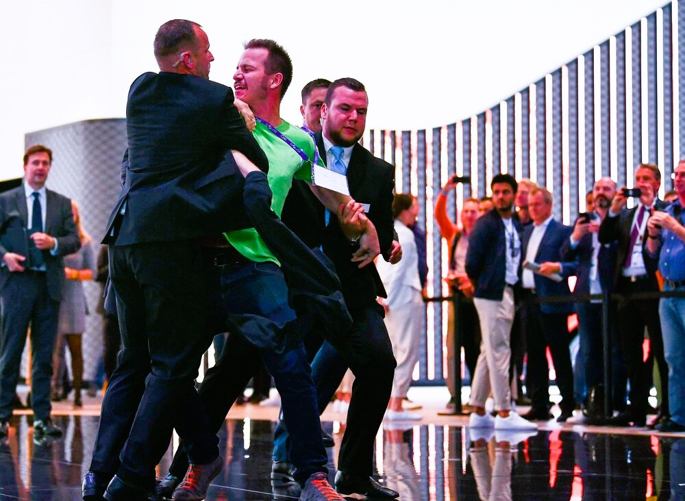 Großalarm! Mann mit Schusswaffe gefährdet Angela Merkel! SEK Großeinsatz in Leipzig!