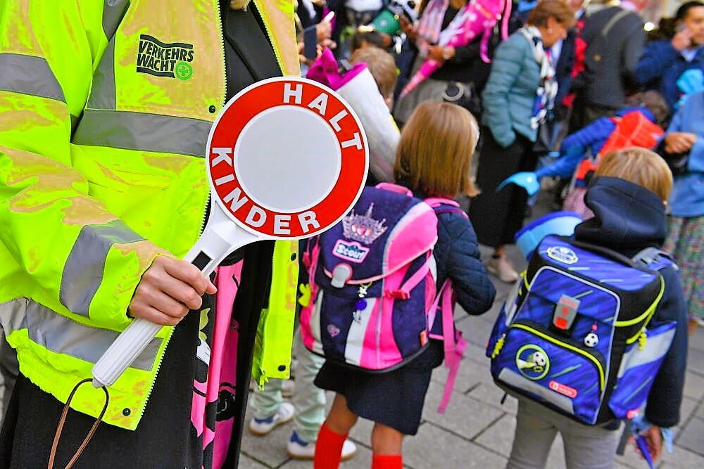 Tragödie auf Klassenfahrt: Jugendlicher stürzt von defekter Seilrutsche und verletzt sich schwer