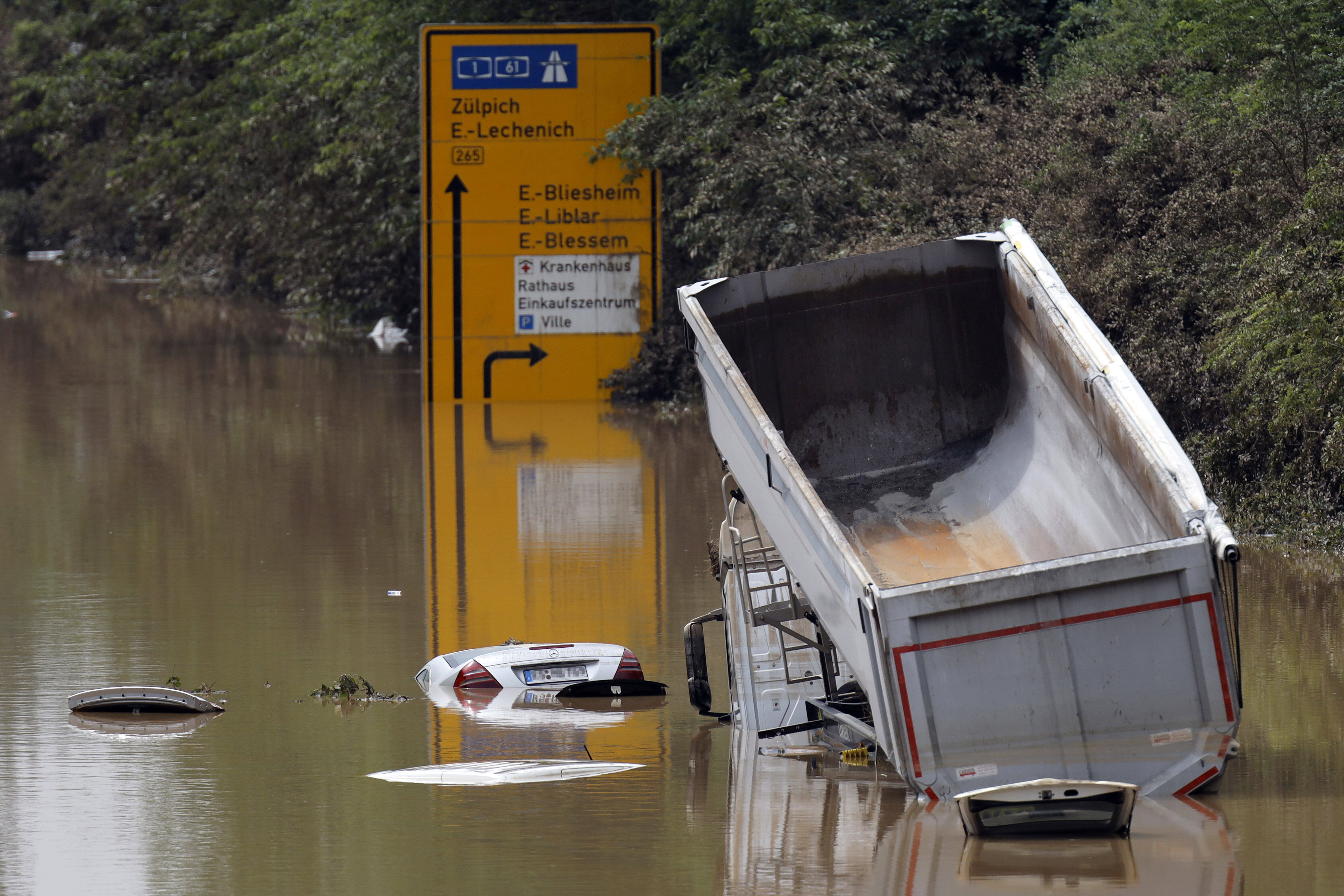 Mehrere Autobahnsperrungen! Orkan-Alarm und Schlammlawine - Unwetterchaos geht weiter