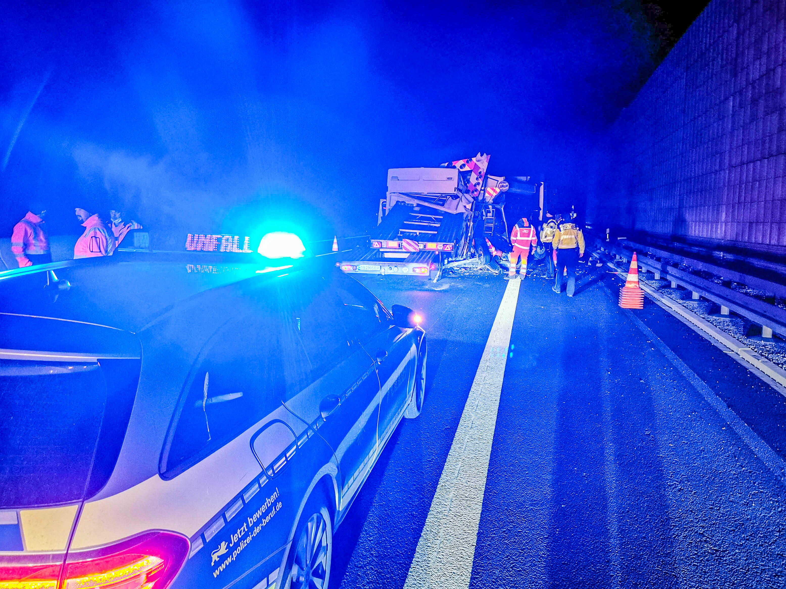 LKW rast in Stauende! Schrecklicher Unfall auf Bundesstraße - Fahrerkabine abgerissen!