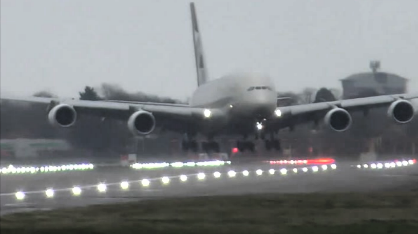 Notlandung! Boing 777 beim Landeanflug von heftigen Windböen erfasst und fast umgeworfen!