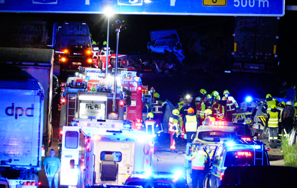 Horror-Unfall auf der Autobahn! Mercedes-Benz Vito überschlägt - 8 Personen zum Teil schwer verletzt!