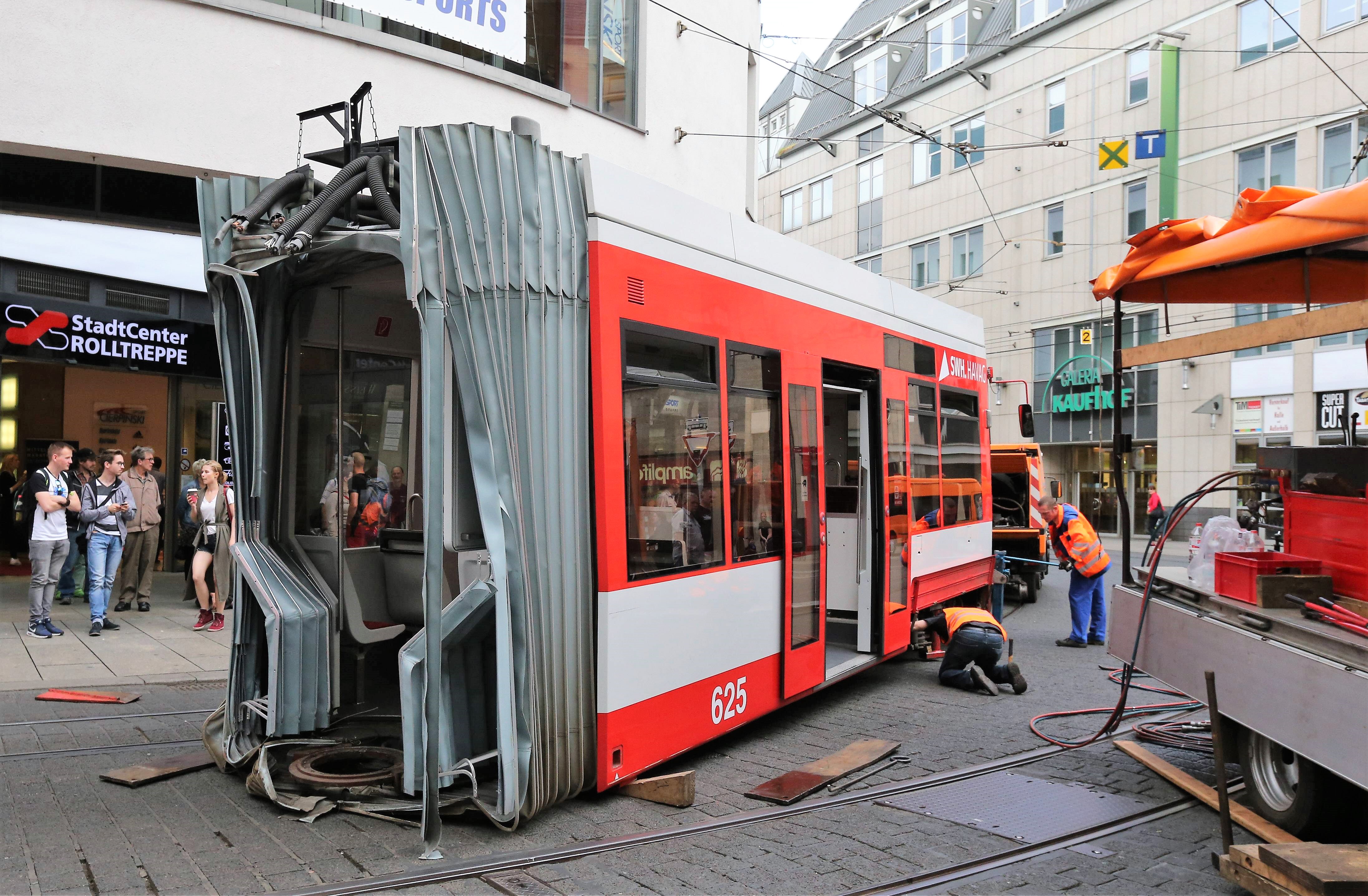 S-Bahn entgleist und rast in Cabrio - Fahrzeug komplett zerstört - 2 Menschen schwer verletzt!