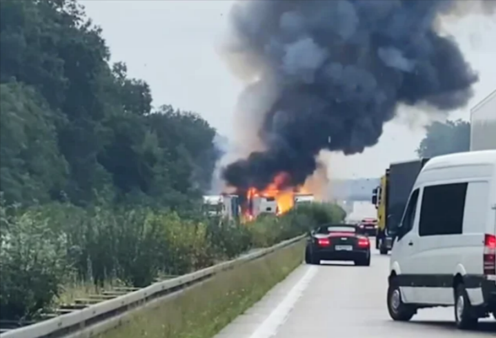 Vollsperrung! Gefahrgutlaster brennt! Chaos auf der Autobahn - Laster mit Salzsäure geht in Flammen auf