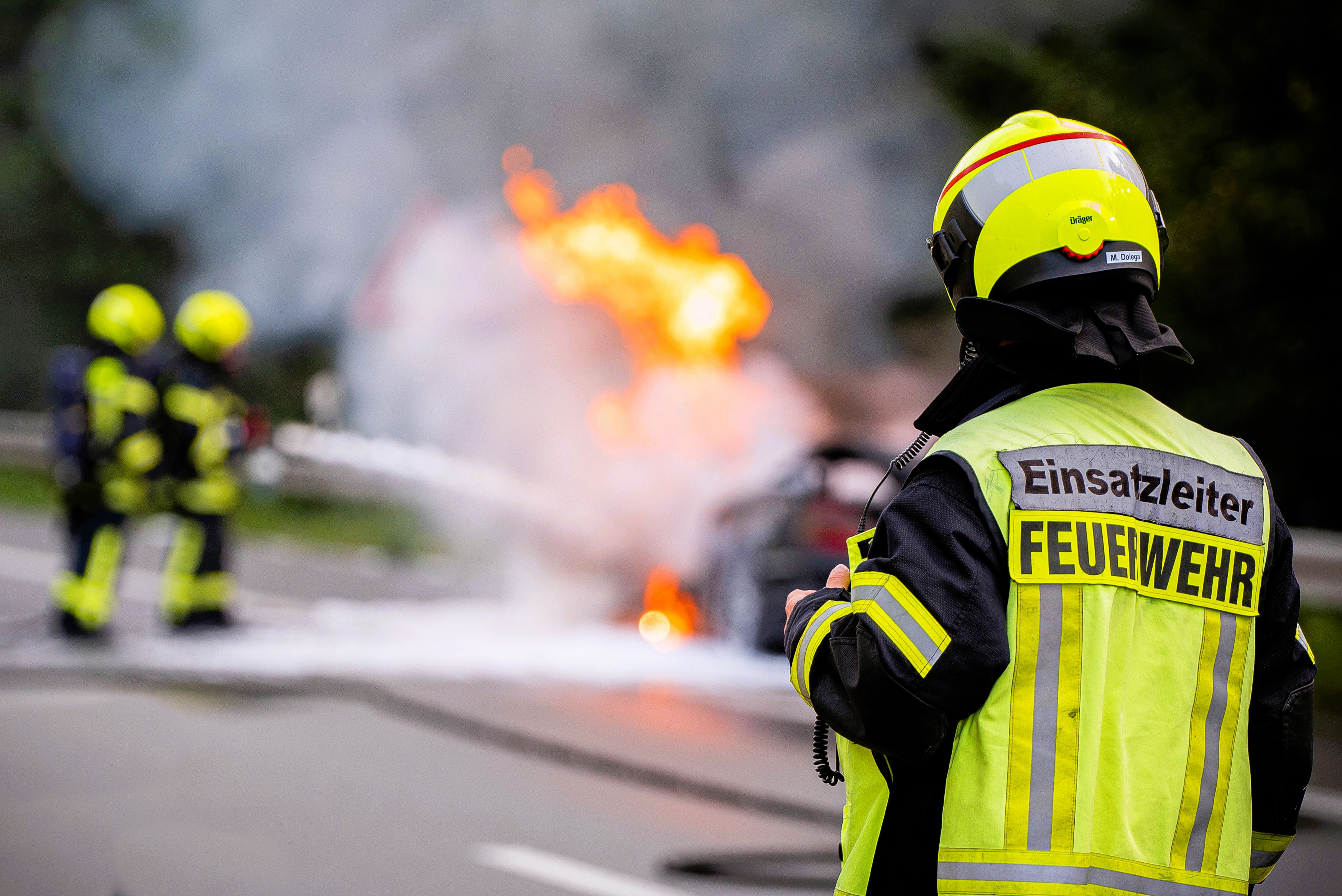 Feuer auf der Autobahn! Fahrzeug gerät währen der Fahrt in Brand - Ehepaar rettet sich in letzter Sekunde