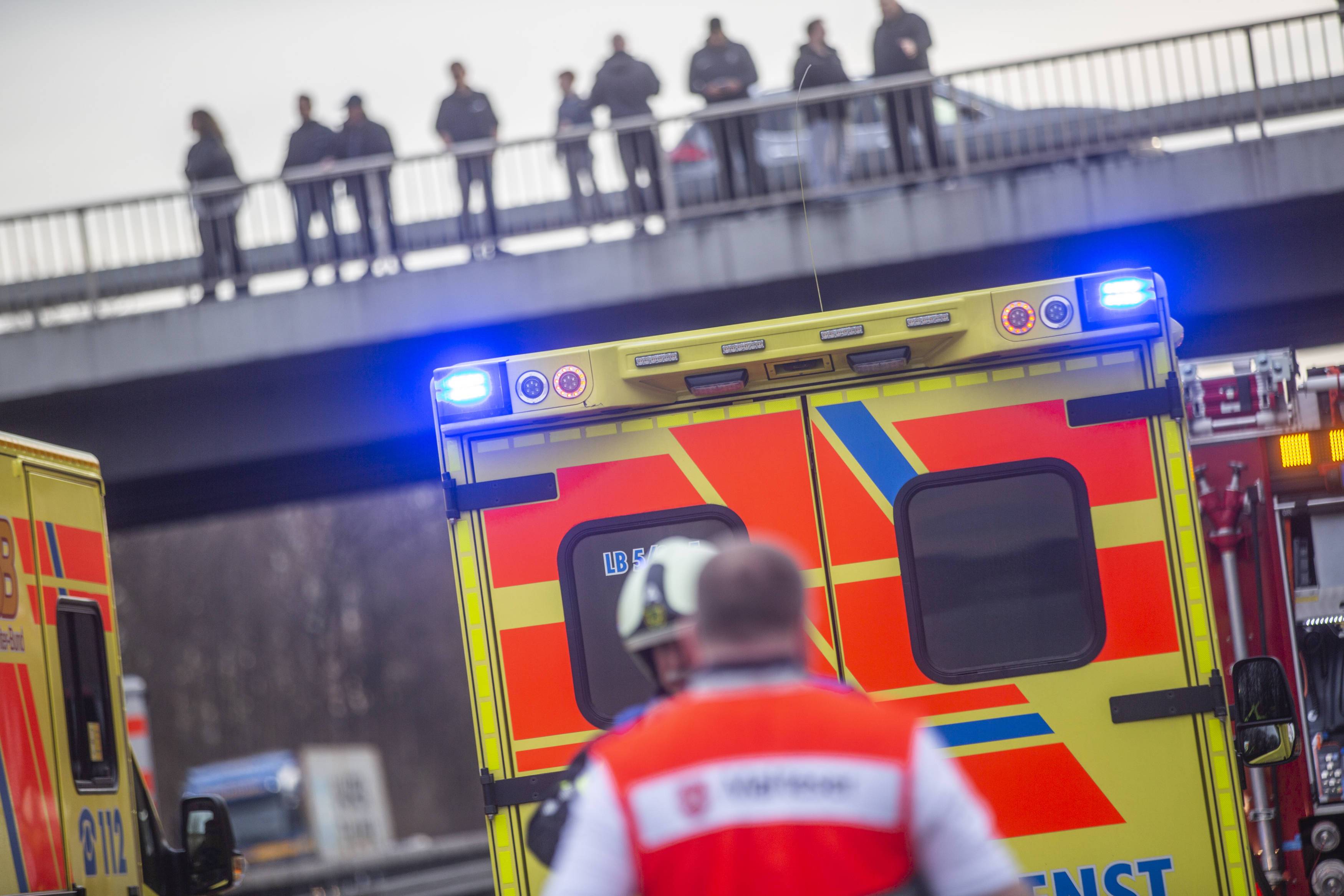 Tödlicher Unfall auf einer Autobahn - Pannenhelfer stirbt und wird von LKW überrollt!