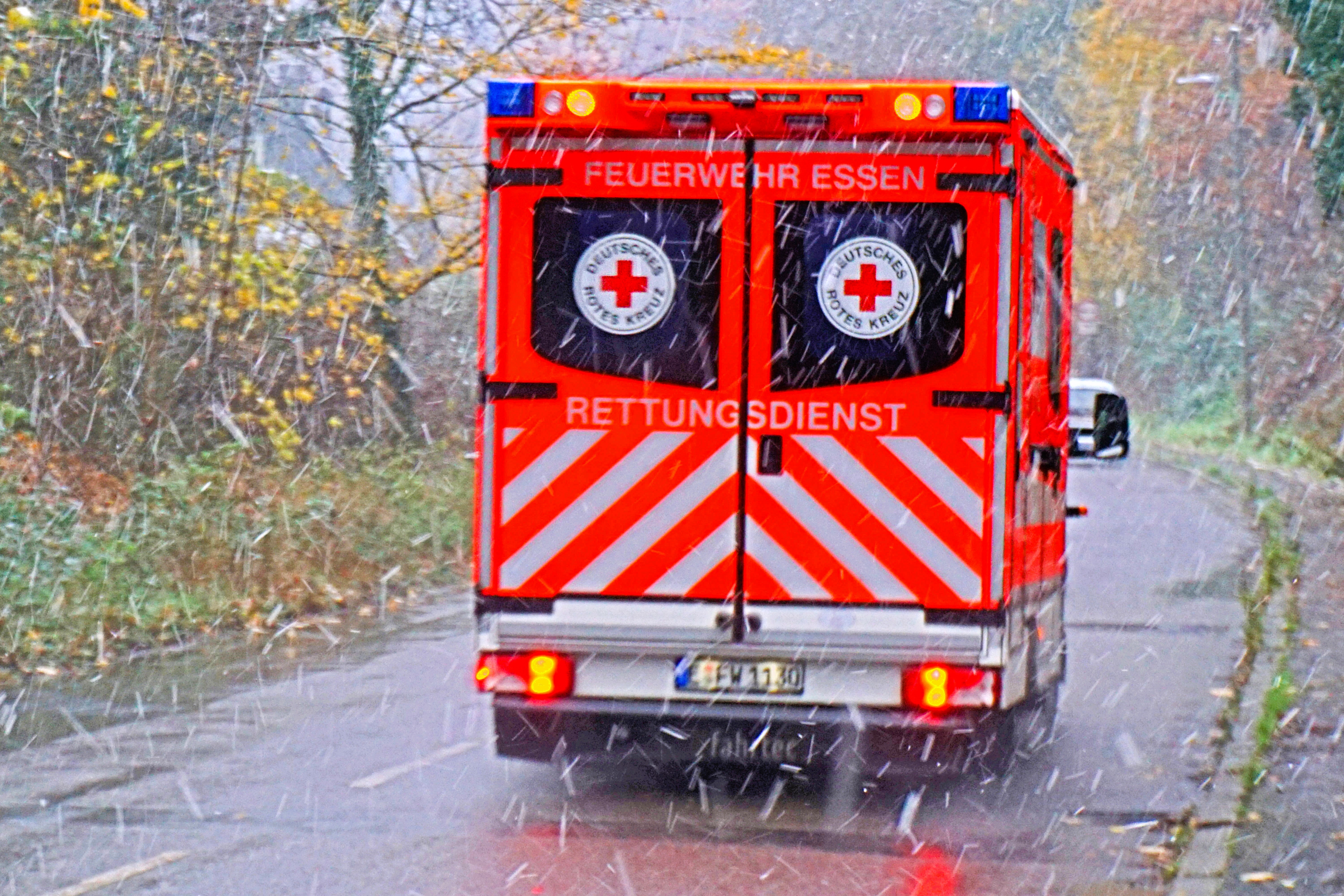 Krankenwagen im Einsatz verunglückt! Patient zieht sich schwere Verletzungen zu