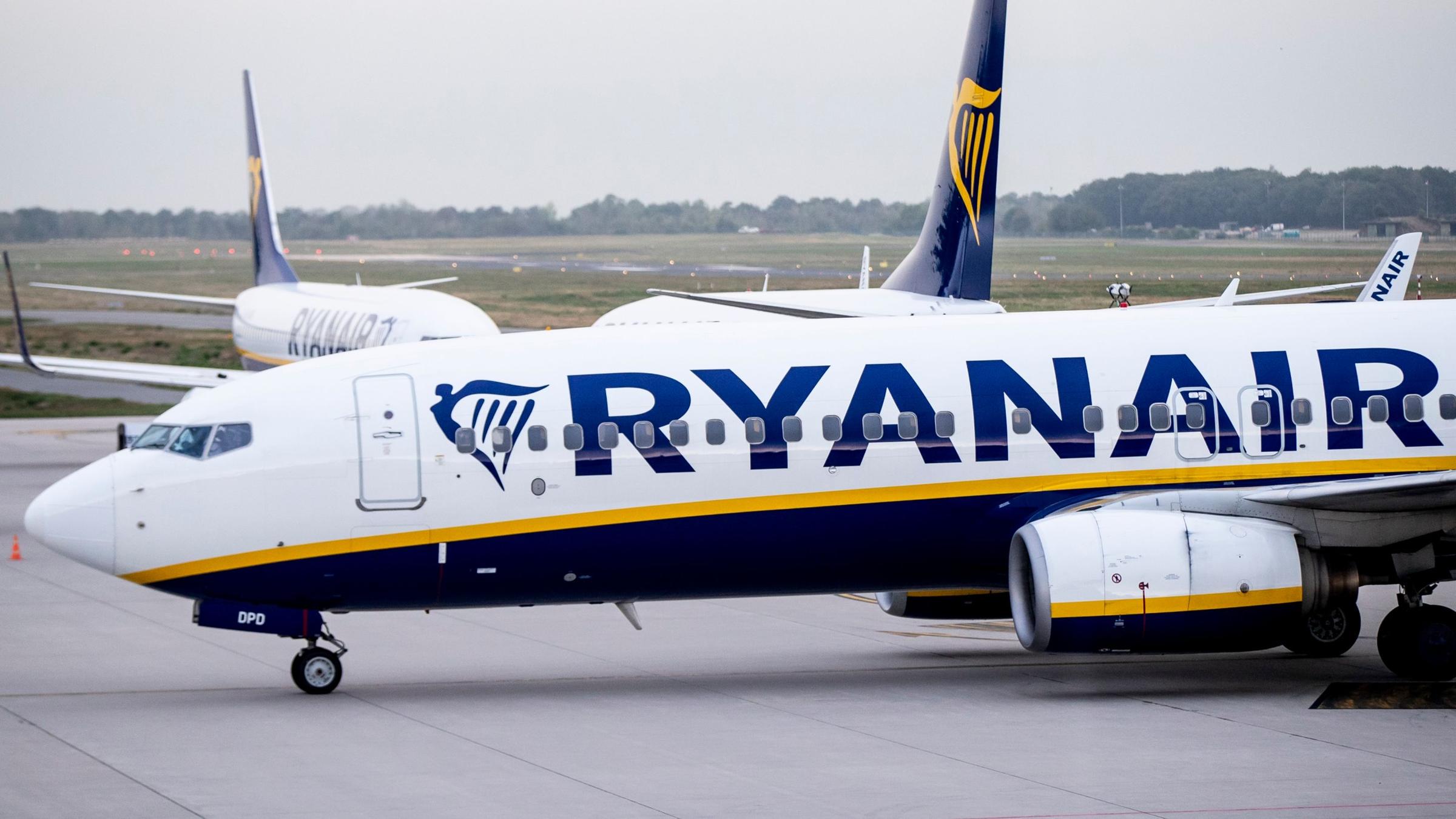 Ryanair-Maschine steht in Flammen, Passagiere evakuiert! Triebwerk explodiert auf Rollfeld!