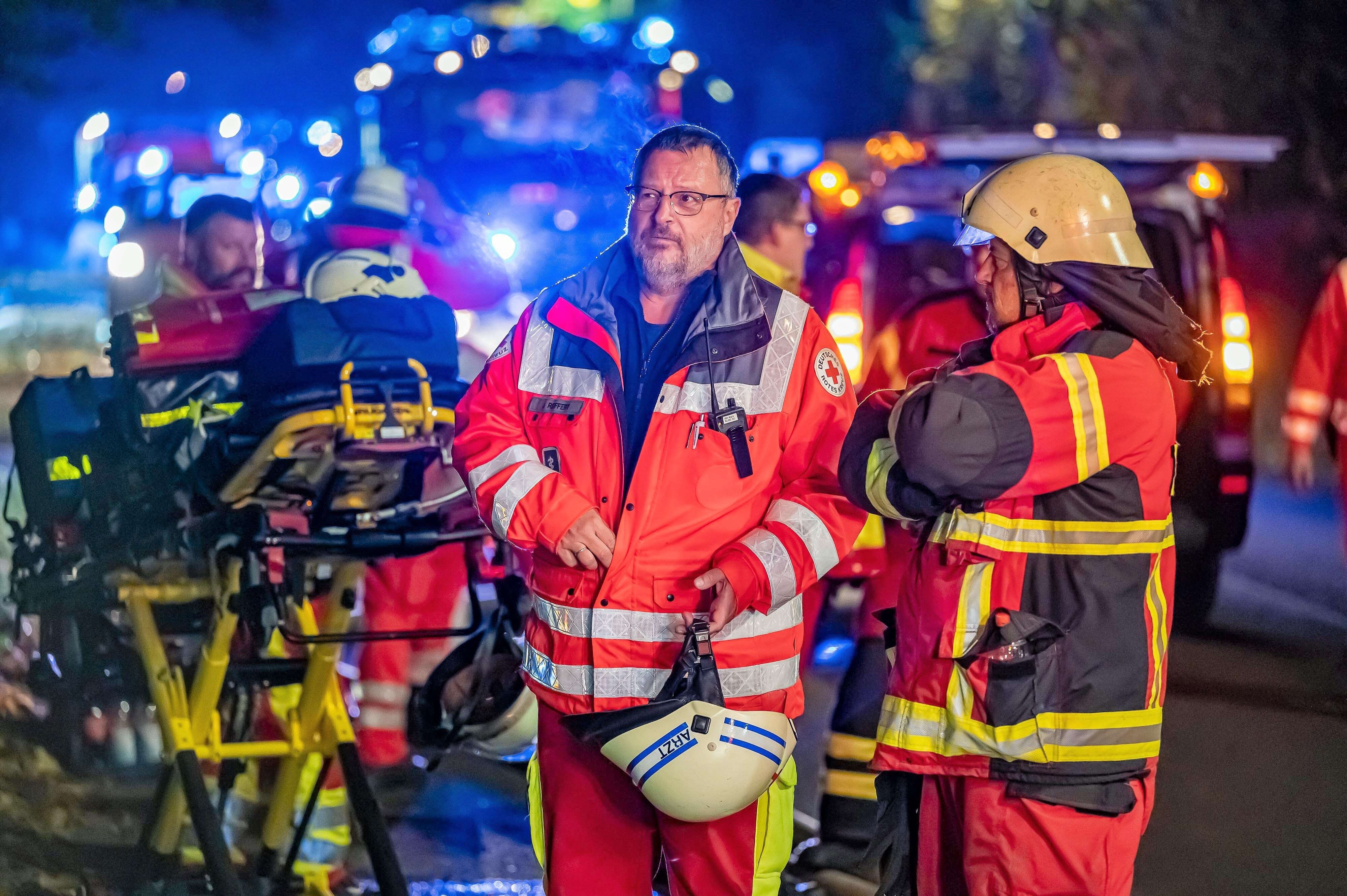 Feuer! Enkel springt vom Balkon, Großvater schafft es nicht mehr! Einsatzkräfte bestätigen 1 Todesopfer und 3 Verletzte