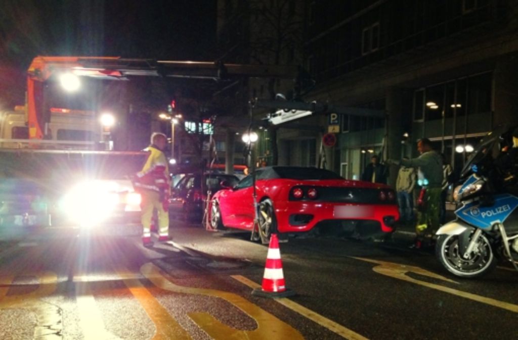 Schwere Unfall auf der Autobahn - Ferrari schießt quer über die Fahrbahn und zerschellt!