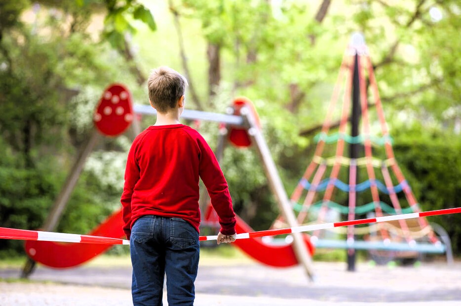 Messerangriff auf Spielplatz, 4 Kinder verletzt - Mutter sticht auf Kinder ein!