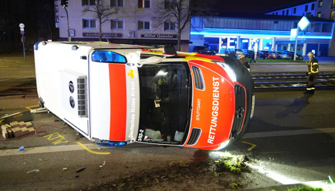 Rettungswagen überfährt Fußgänger! Tödlicher Unfall auf der Autobahn