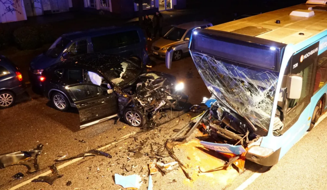 Linienbus verunglückt! Auto kollidiert frontal mit Bus - Rentner am Steuer (87) stirbt an der Unfallstelle!