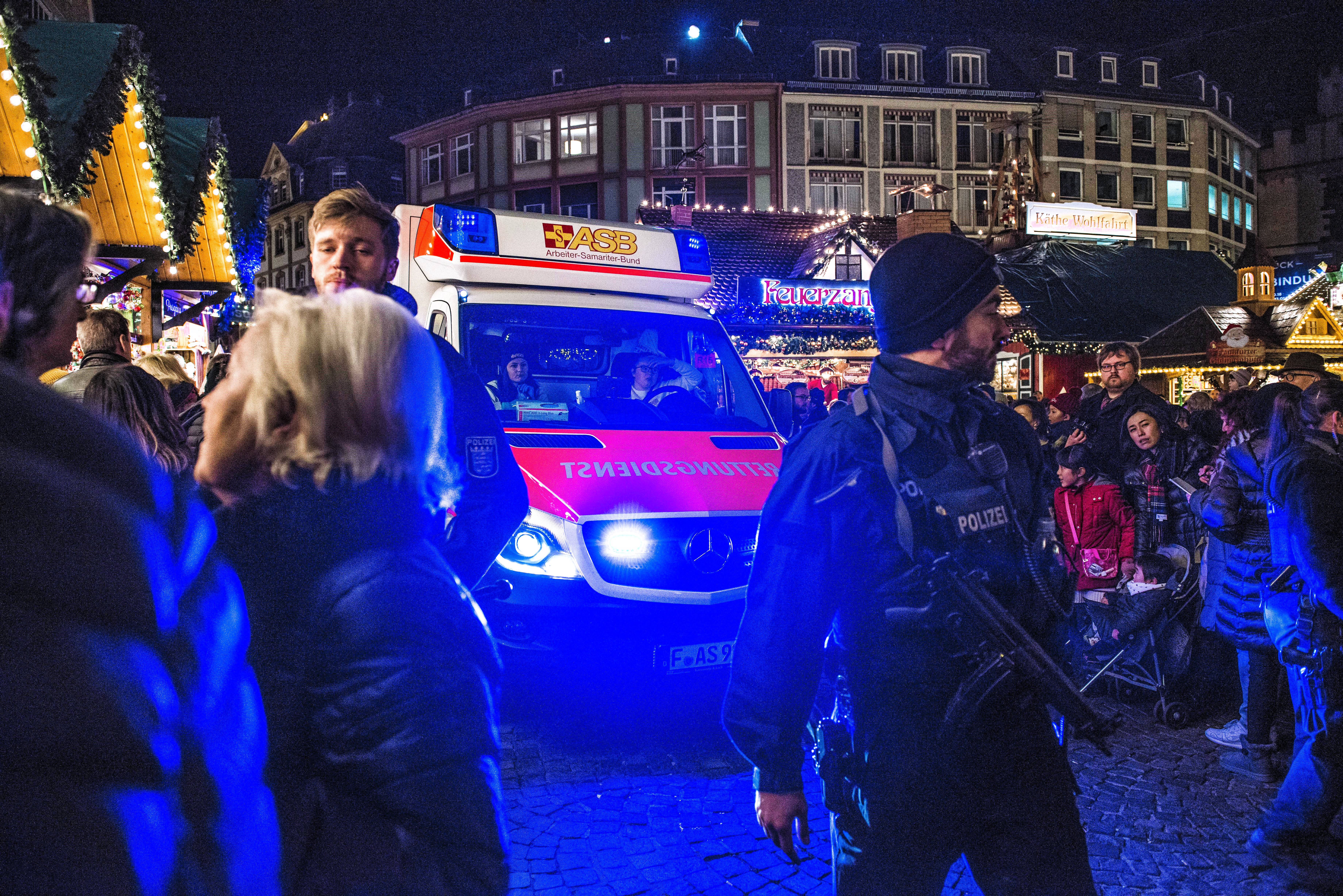 Polizei räumt Weihnachtsmarkt! Sabotage der Anti-Terror-Sperren