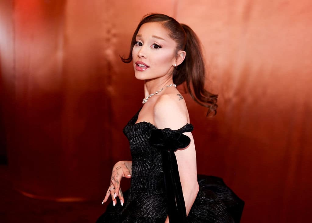 Ariana Grande onthult verrassend nieuw album Petal — fans in rep en roer