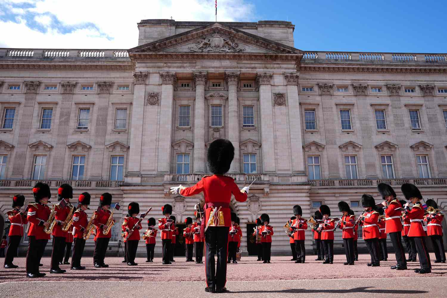 Royal Tribute: Coldstream Guards Honor 9/11 with Moving Music at Buckingham