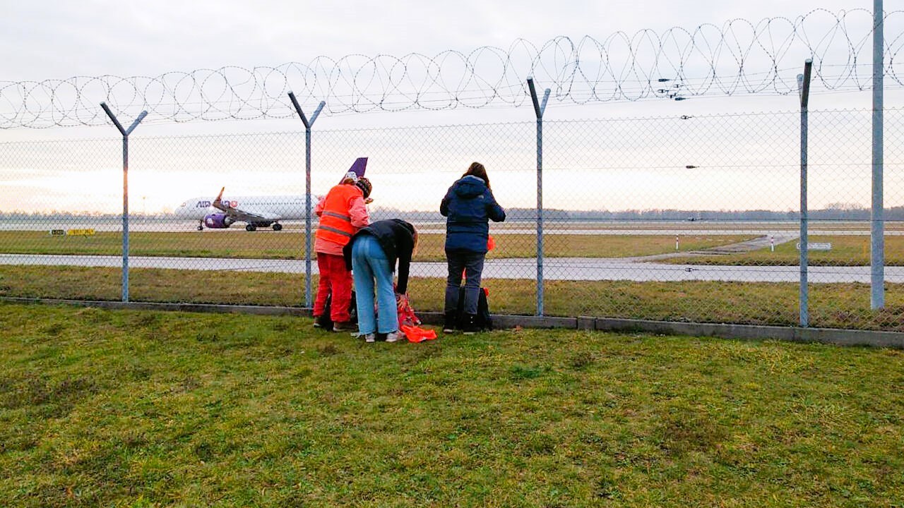 Eilmeldung! Klimachaoten stürmen deutsche Flughäfen! Flugverkehr gestört - Rollfelder gesperrt!
