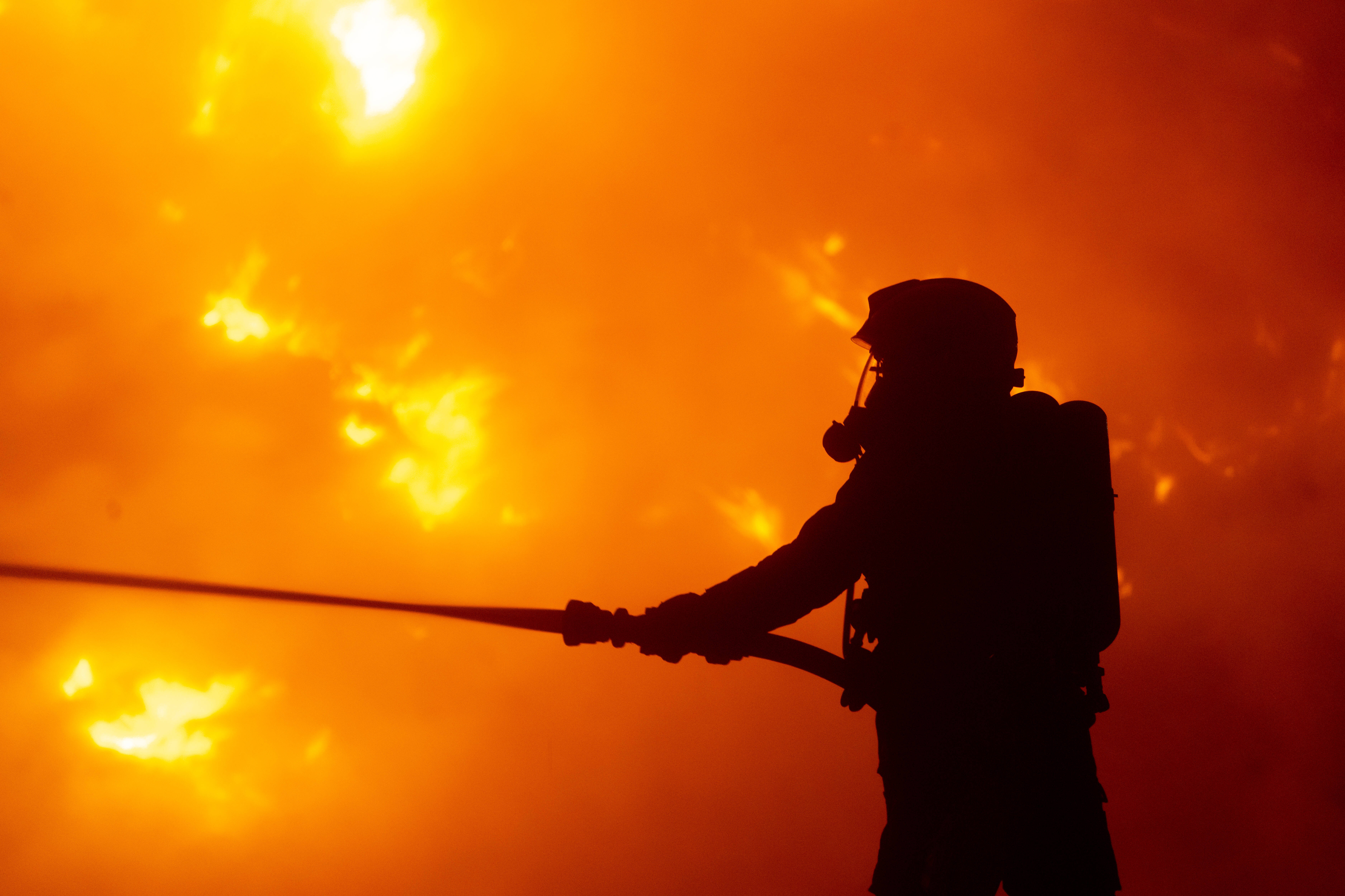 Reisebus in Flammen! Brand auf der Autobahn - Reisebus mit 16 Passagieren geht in Flammen auf