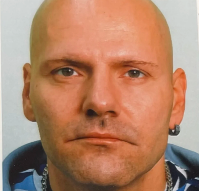 Ausbruch! Vergewaltiger auf der Flucht! Polizei warnt Bevölkerung - Der gesuchte Verbrecher könnte Frauenkleider tragen