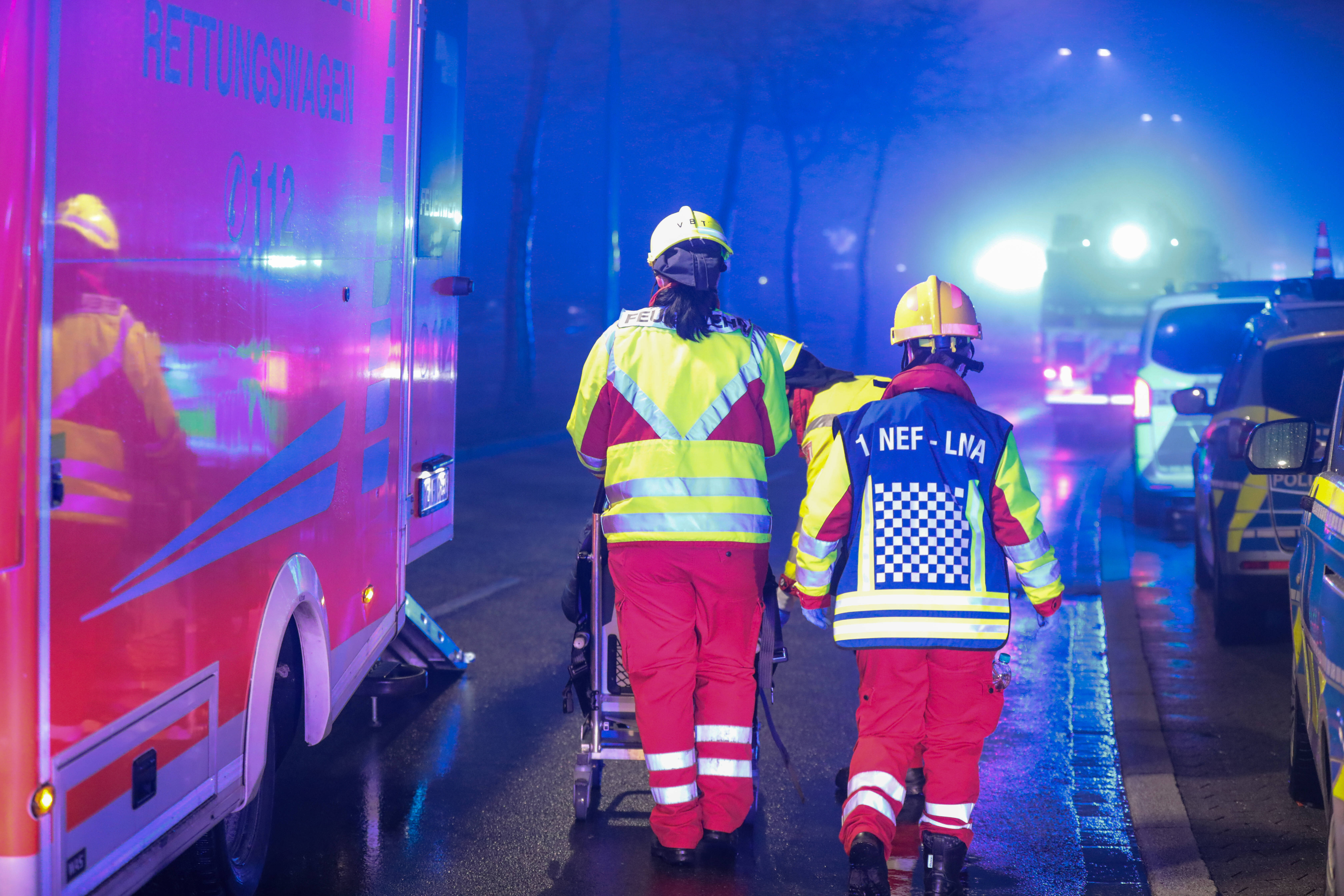 LKW kippt auf PKW! Vollsperrung - Schwerer Unfall auf der Autobahn - 2 Menschen massiv verletzt
