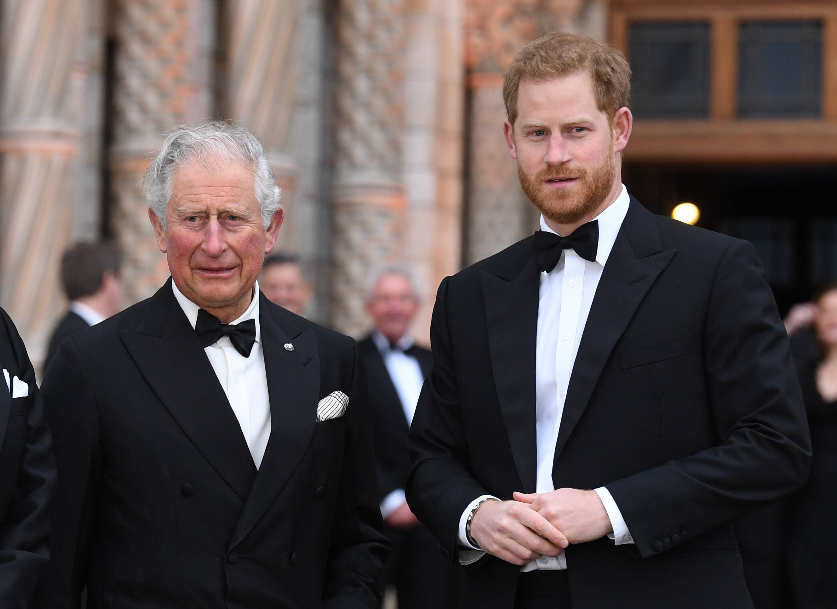 Ist Prinz Charles nicht sein Vater? Prinz Harry macht Aussage vor Gericht!