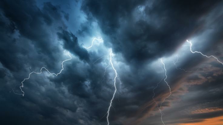 Vater und Sohn von Blitz getroffen - beide sterben durch die massive Entladung!