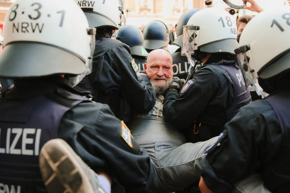 Riesen Waffenfund bei Reichsbürger Razzia! Anschlag geplant? Polizei entdeckt Waffenlager