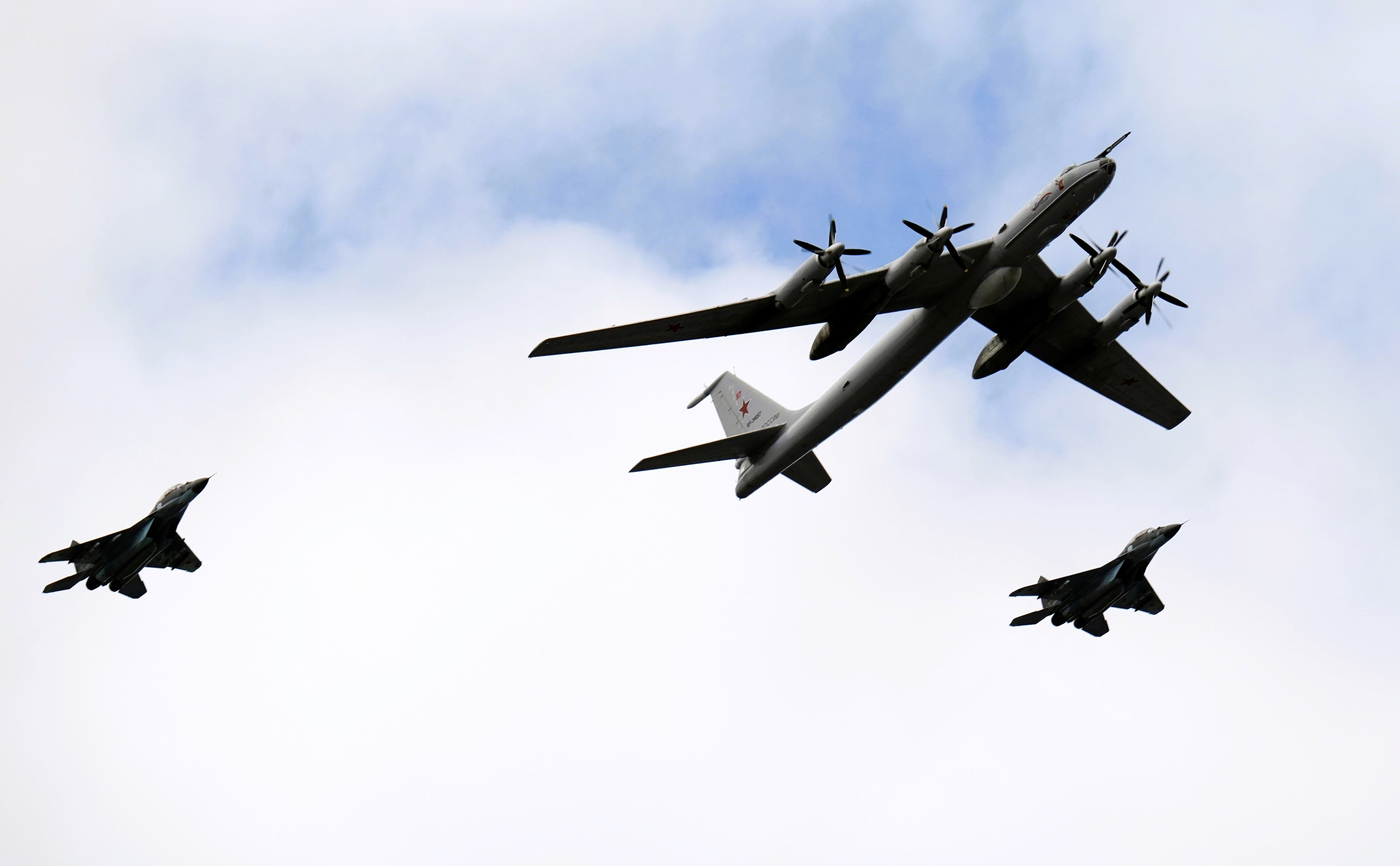 Alarmstart! NATO-Typhoons fangen russische Militärmaschine über der Ostsee ab!