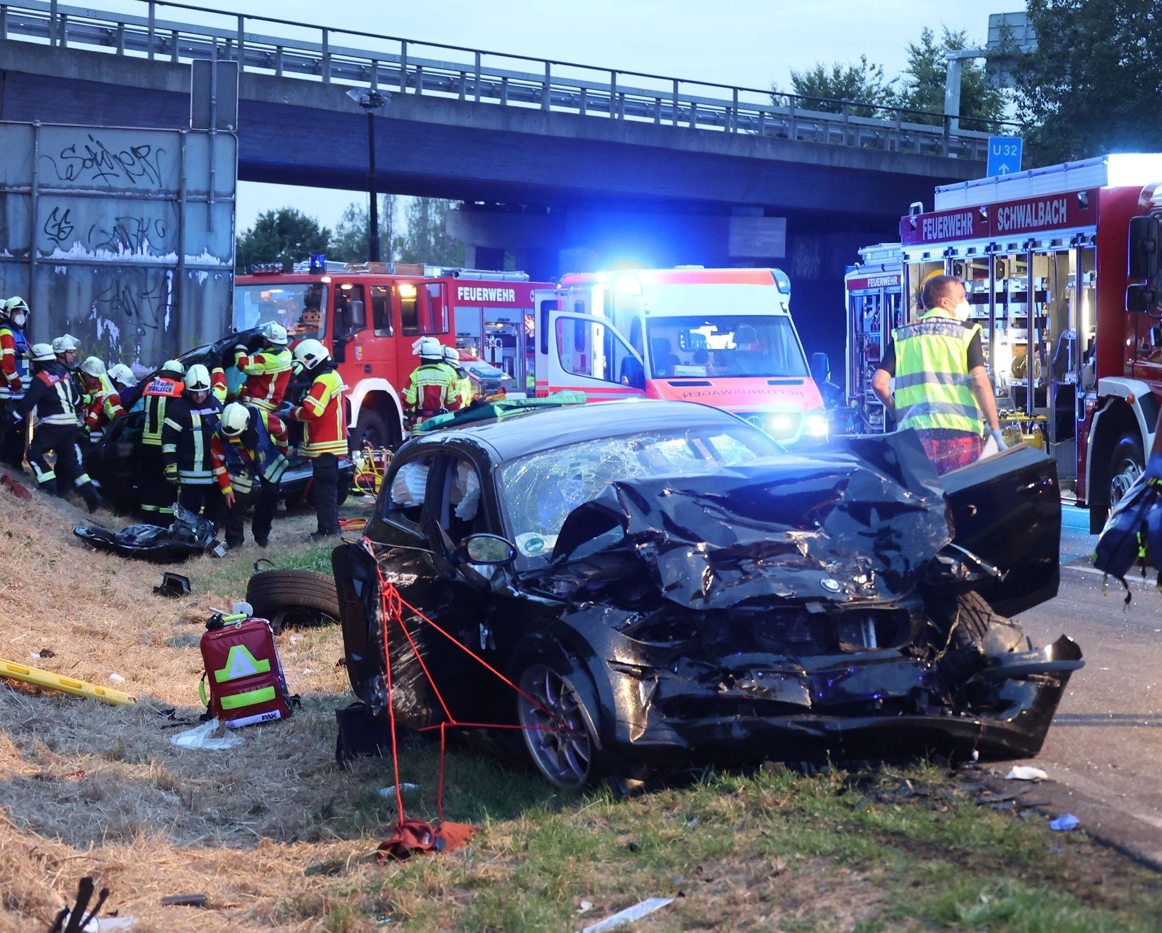 3 Todesopfer bei schlimmem Unfall - Krankenwagen kracht in den Gegenverkehr!