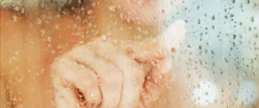 So reinigt man seine Dusche blitzschnell - Mit diesem Hausmittel entfernt man selbst hartnäckige Kalkflecken