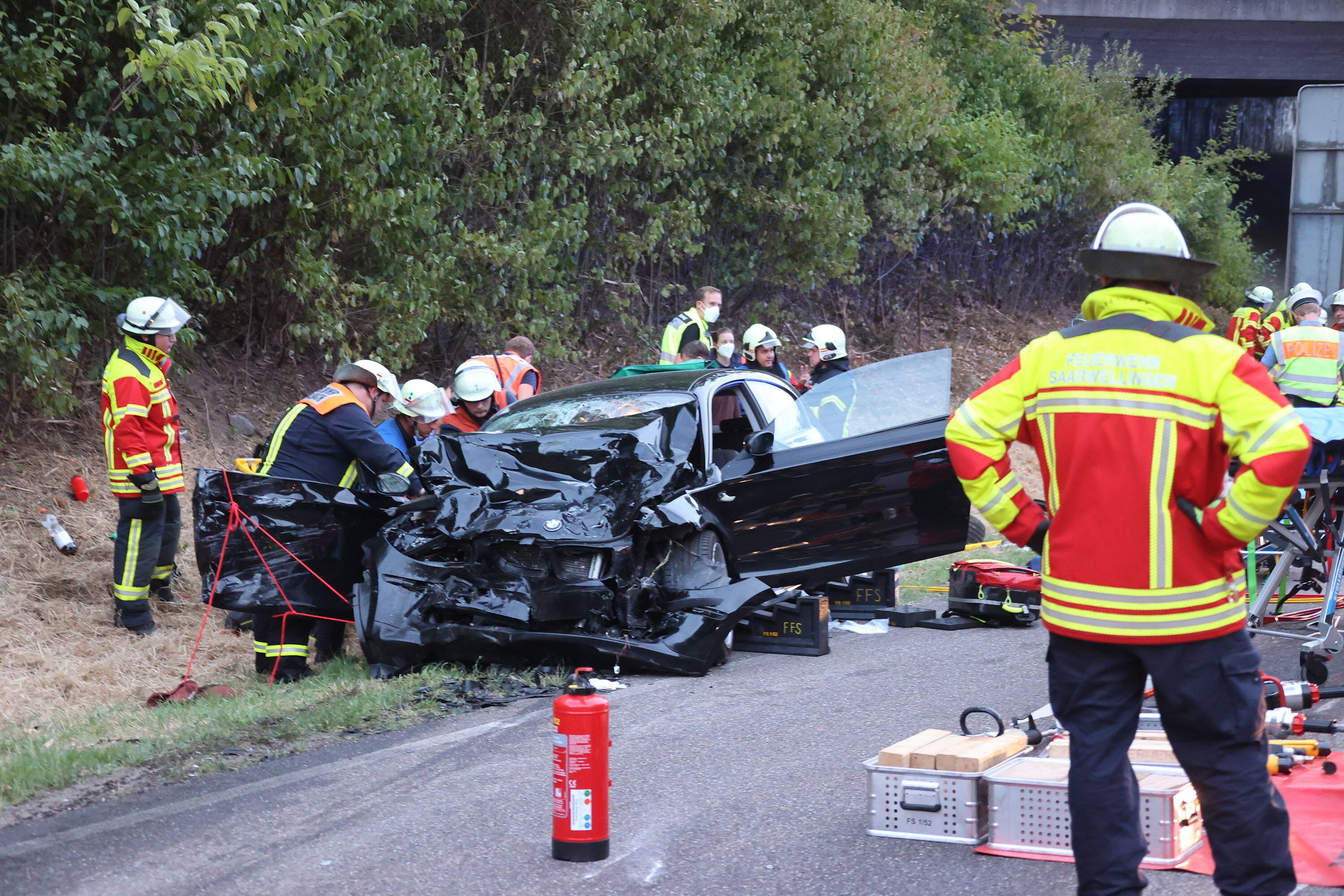 Alarm auf der Autobahn! Wilde Verfolgungsjagd mit der Polizei - Fahrer flüchtet im Porsche und verunglückt