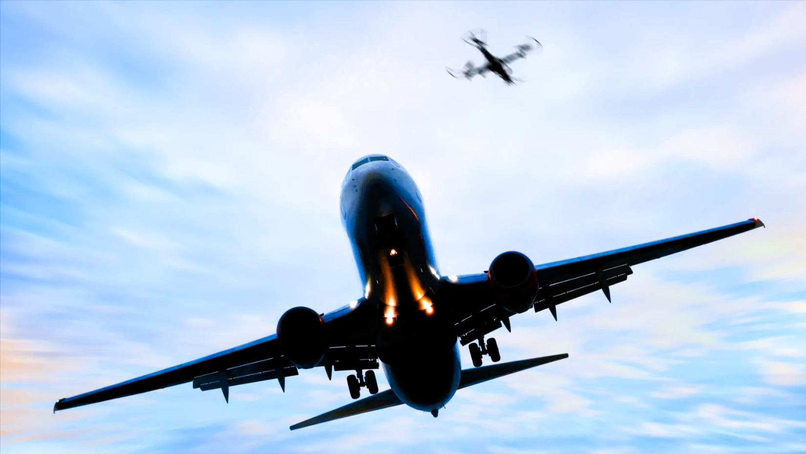 Pilot will Passagier-Flugzeug zum Absturz bringen! Crew rettet hunderte Leben in letzter Minute!