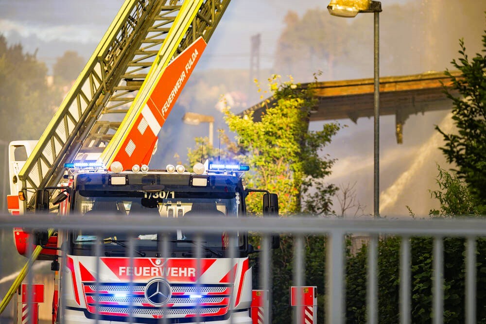 Feuer in Altenheim! Dramatischer Rettungseinsatz  - 83-jähriger Bewohner verstorben und weitere Menschen verletzt
