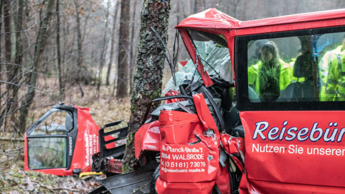 Schulbus rast gegen Baum! Kinder schwer Verletzt, Fahrerin in Lebensgefahr!