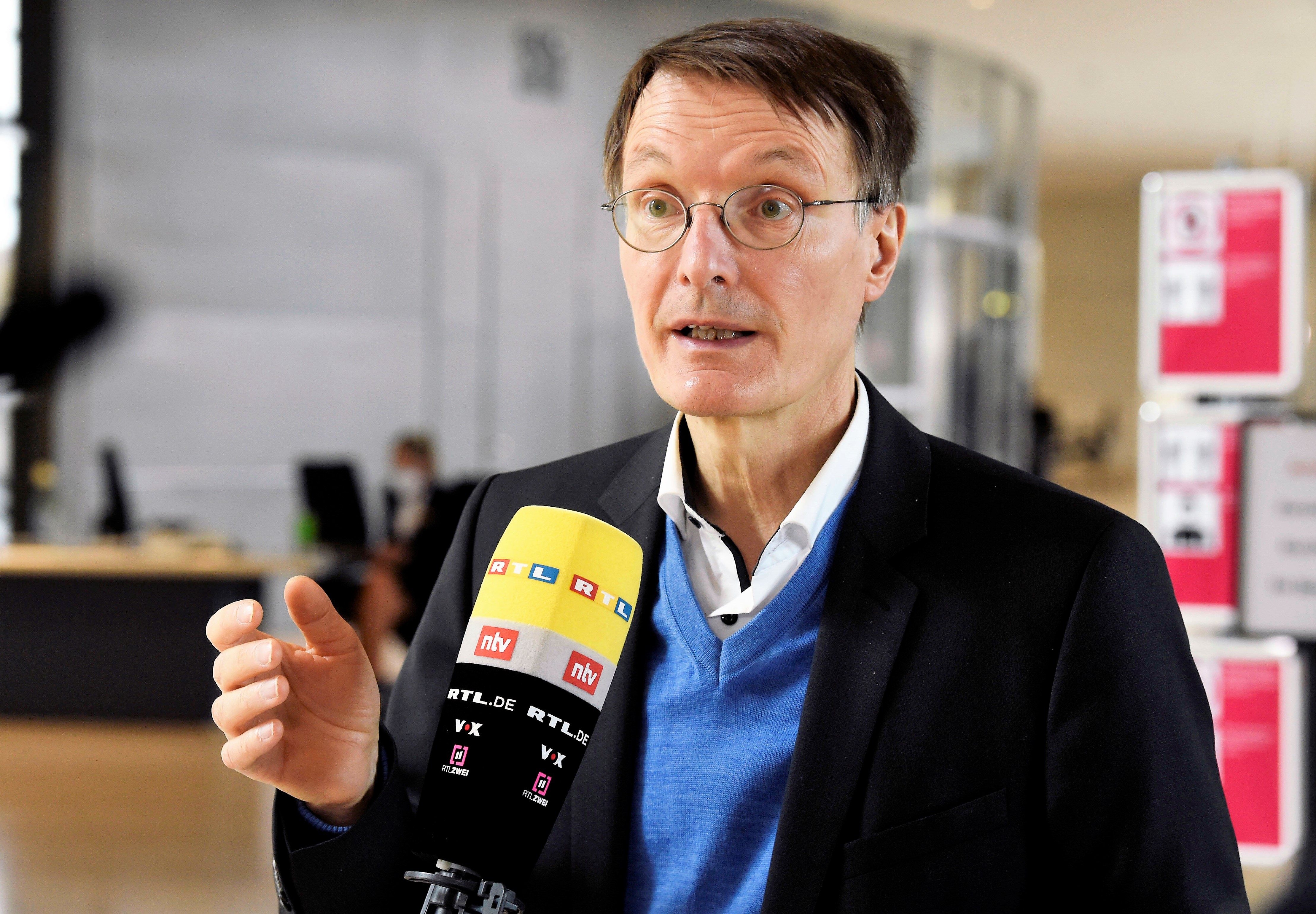 Verkauft uns Lauterbach an die Pharmaindustrie?  Geheimer Deal - Experte kritisiert Pläne von Lauterbach