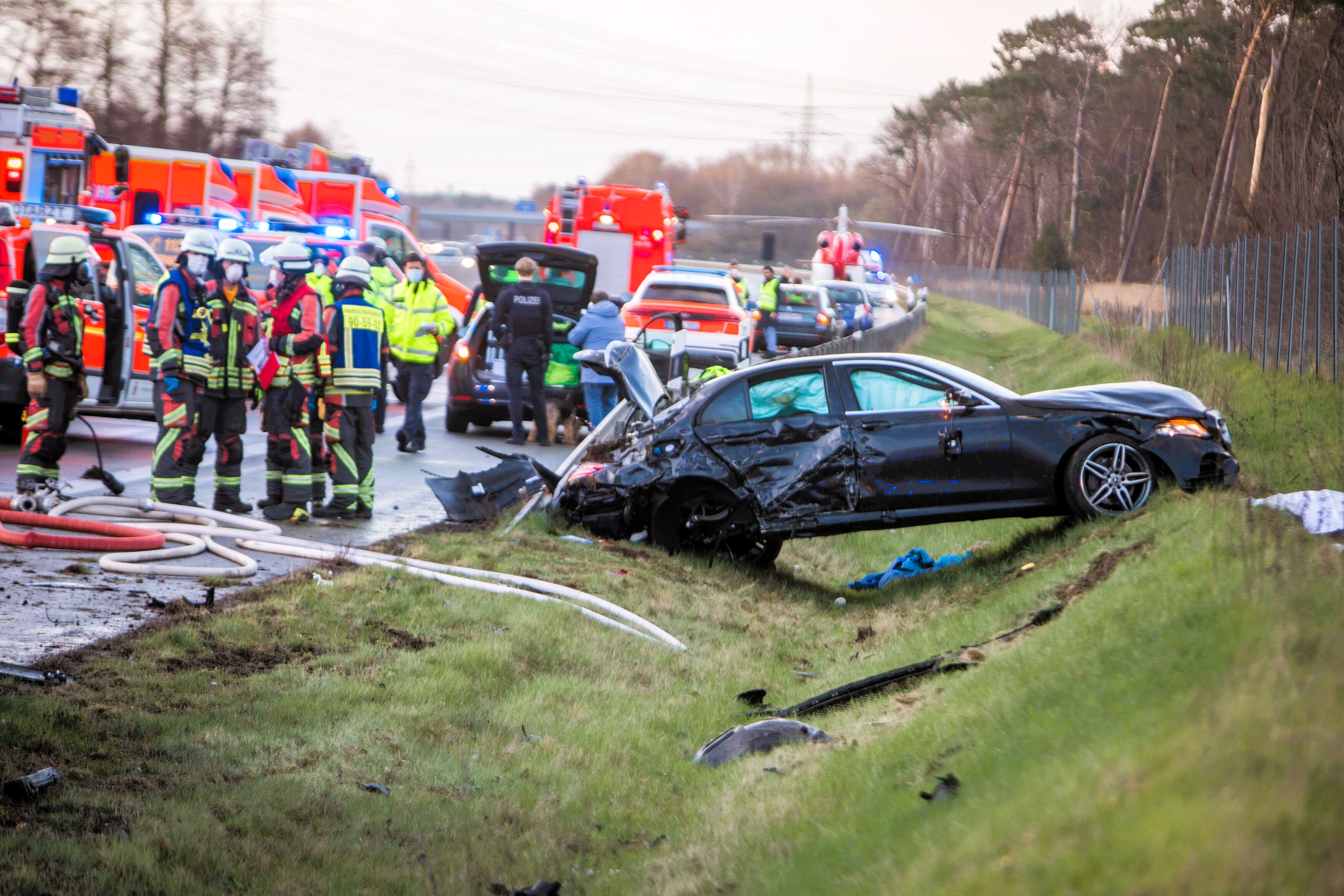 Familie stirbt auf der Autobahn! Schrecklicher Unfall an Papas Geburtstag löscht ganze Familie aus