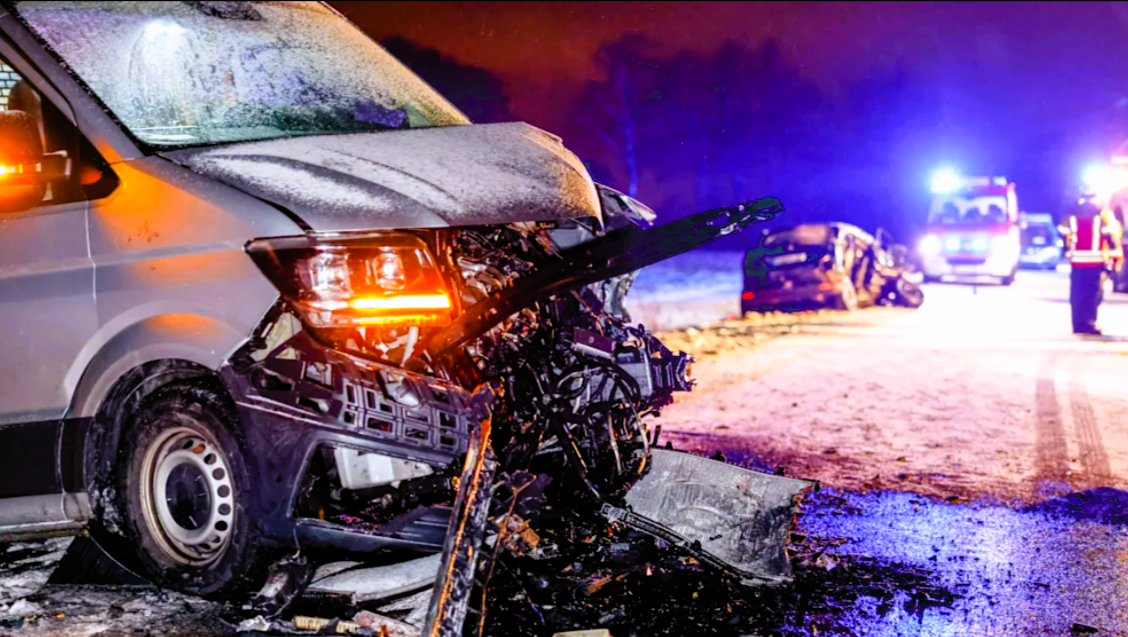 Horror-Unfall auf der Autobahn! Mercedes-Benz Vito überschlägt - 8 Personen zum Teil schwer verletzt!