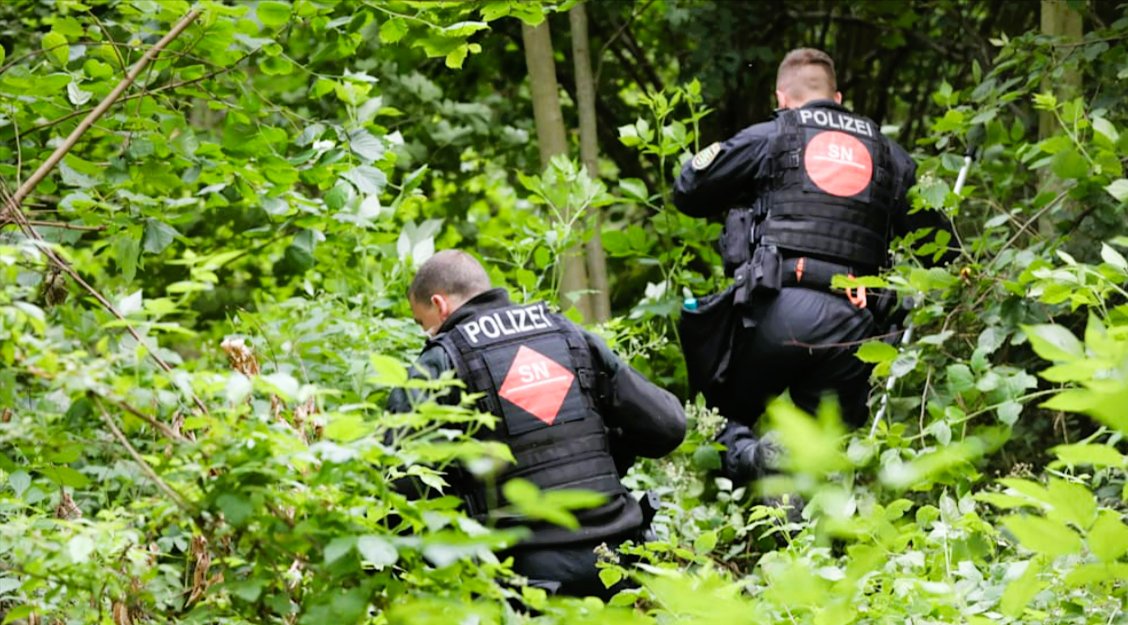 Mann entführt und nackt im Wald ausgesetzt! Irre Tat kommt jetzt vor Gericht!