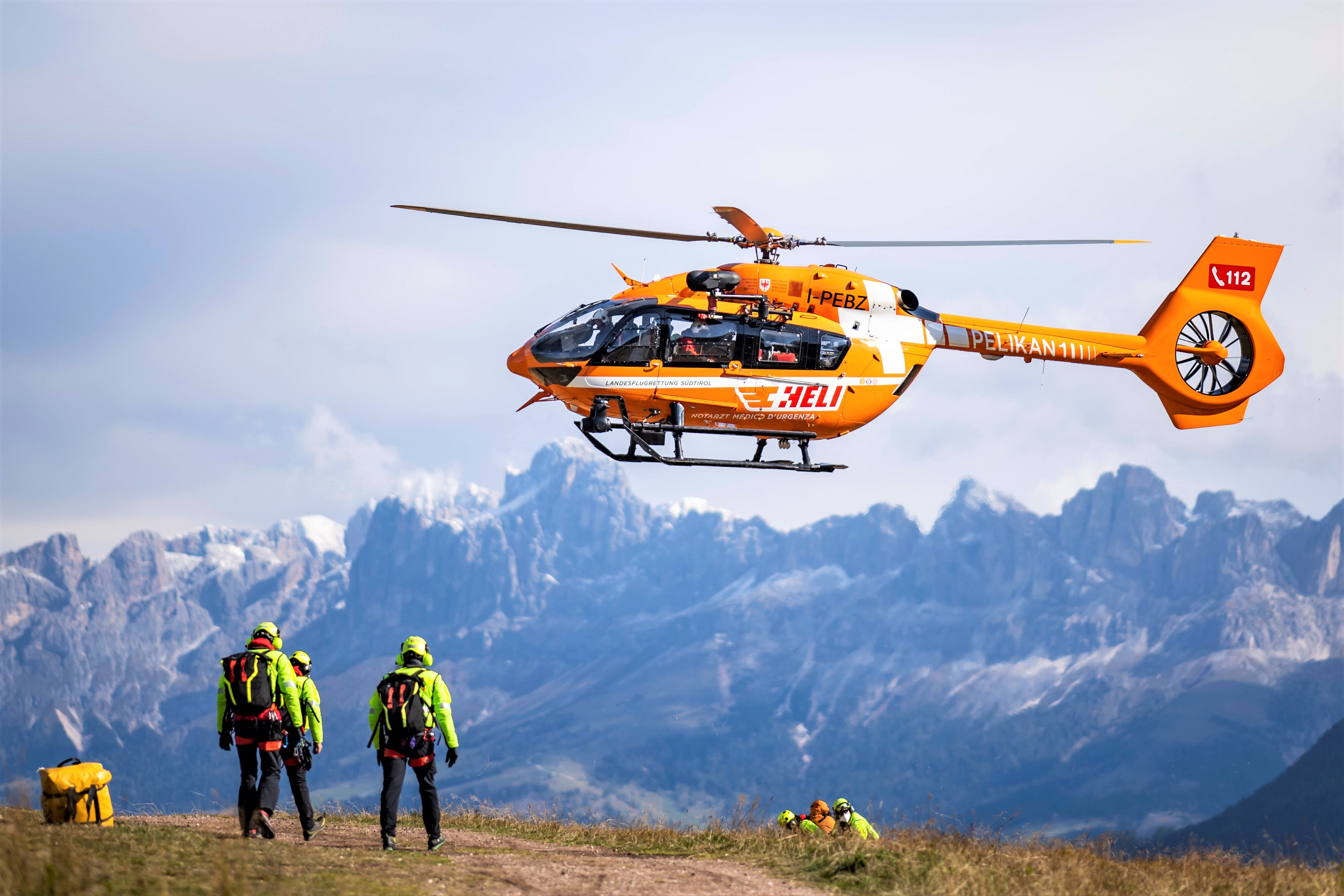 Mutter von Kuhherde getötet, Kinder verletzt! Wanderausflug endet tödlich!