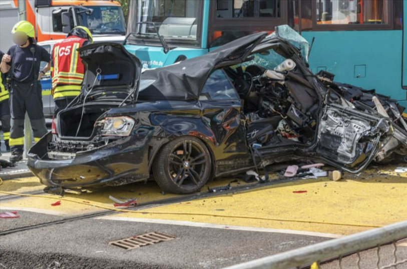 S-Bahn entgleist und rast in Cabrio - Fahrzeug komplett zerstört - 2 Menschen schwer verletzt!