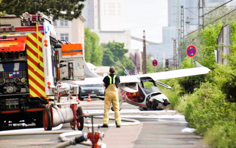 Flugzeug stürzt auf Autobahn! Tödlicher Absturz - Kleinflugzeug zerschellt mitten auf der Straße!