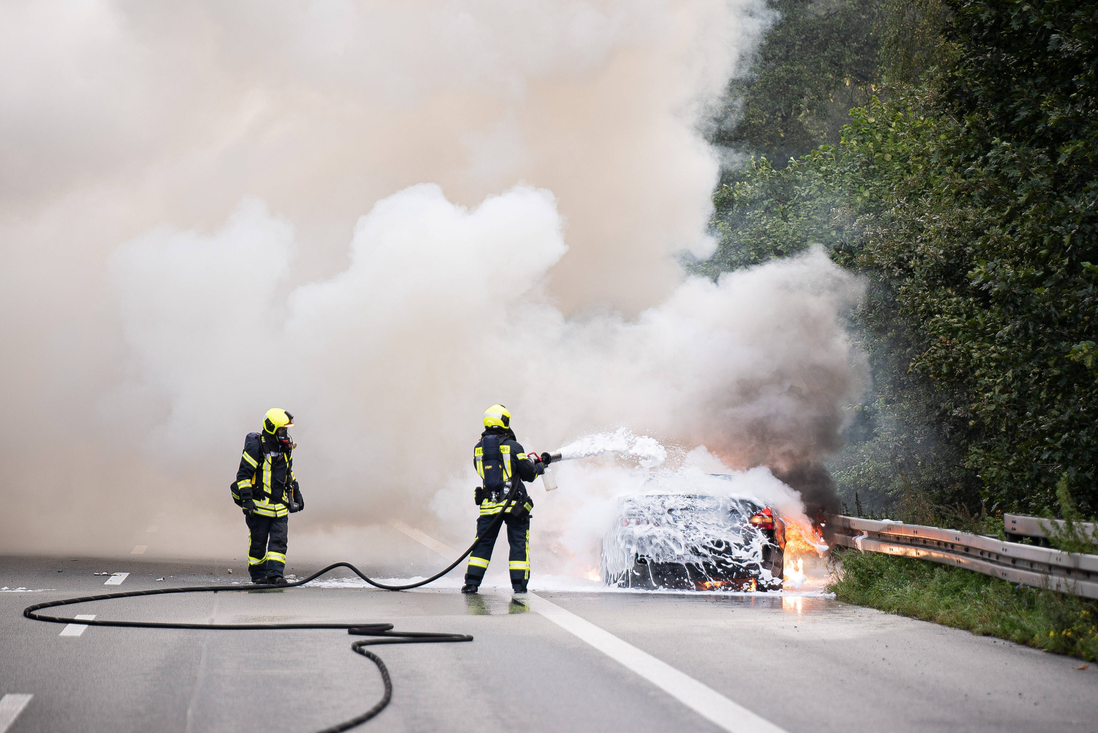 Feuer auf der Autobahn! Fahrzeug gerät währen der Fahrt in Brand - Ehepaar rettet sich in letzter Sekunde