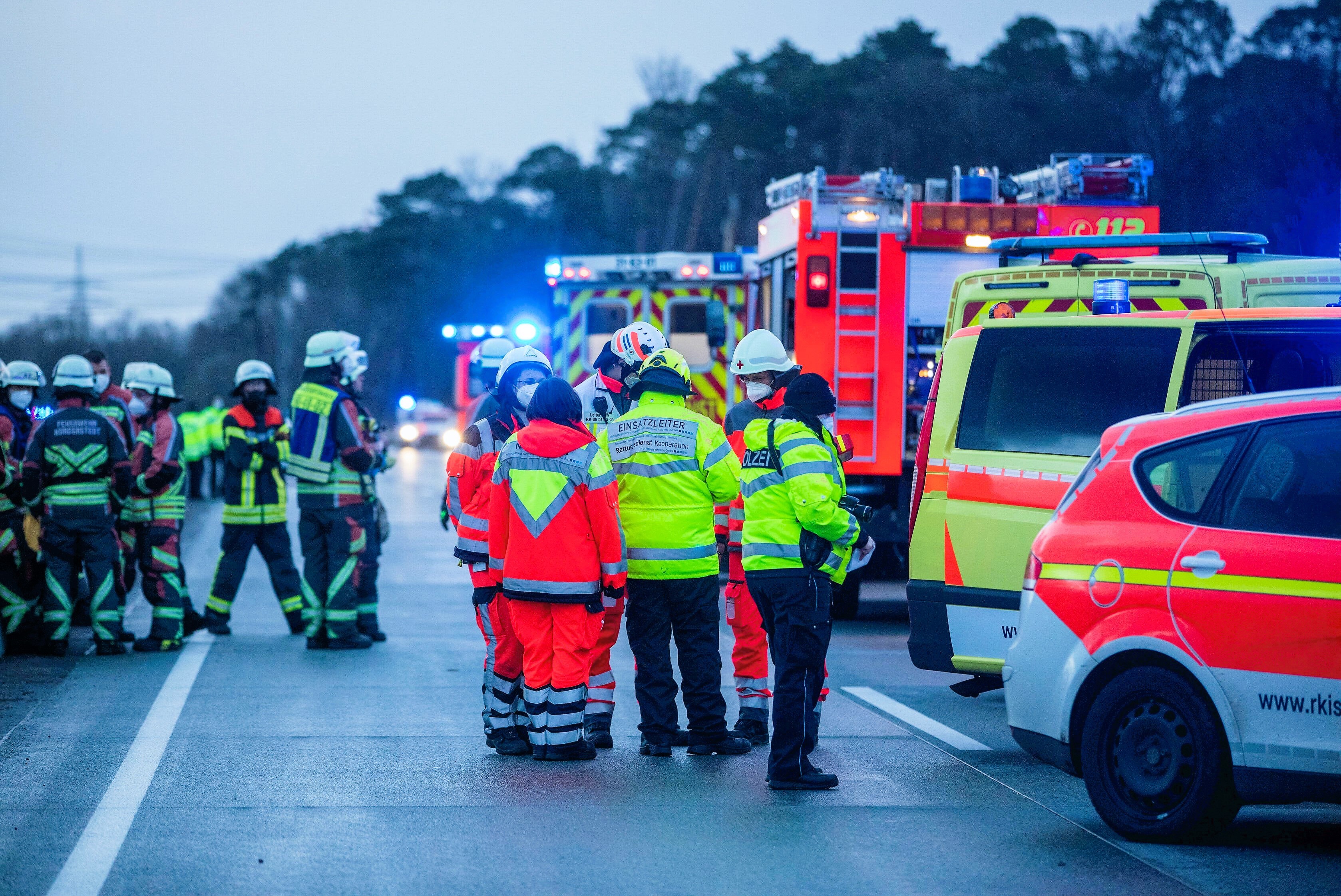 Tödlicher Unfall auf einer Autobahn - Pannenhelfer stirbt und wird von LKW überrollt!