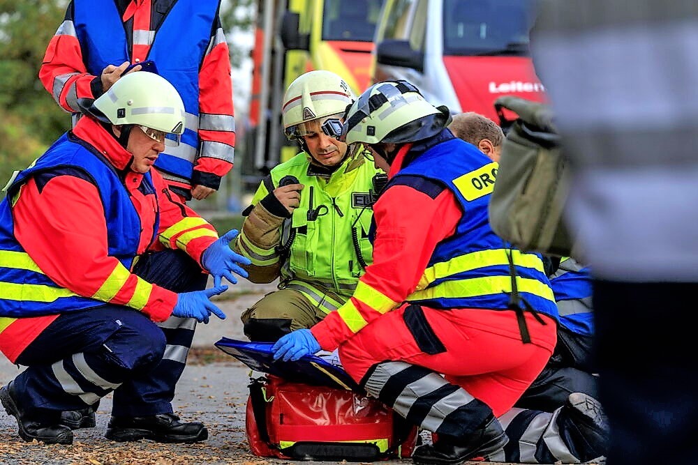 Schweres Bahnunglück! Straßenbahn erfasst Auto und reißt es meterweit mit sich! Fahrerin schwer verletzt